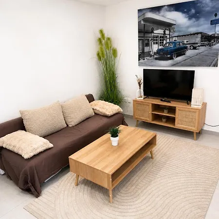 Duplex With Private Outdoor Close To Center *