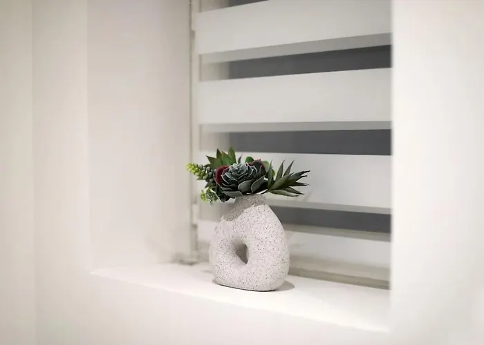 Duplex With Private Outdoor Close To Center 아파트 *