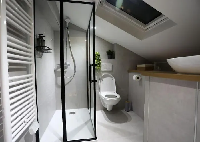 Duplex With Private Outdoor Close To Center *