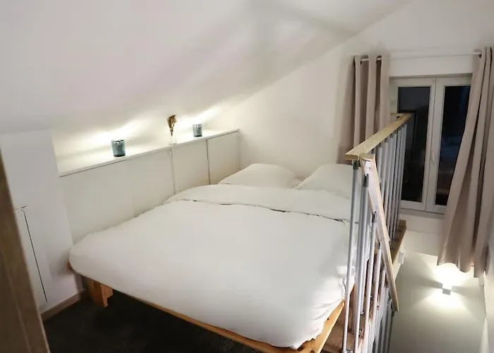 Duplex With Private Outdoor Close To Center 아파트