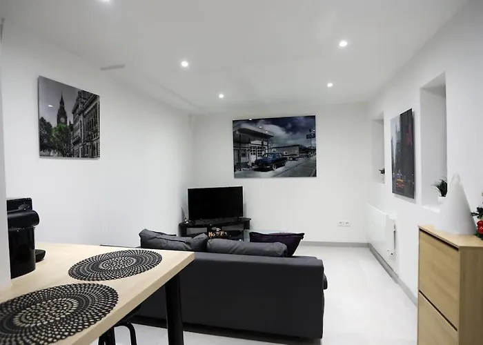 Duplex With Private Outdoor Close To Center *